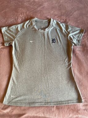 Nike Gray Women Athletic Tee with Detroit Tigers Old English D